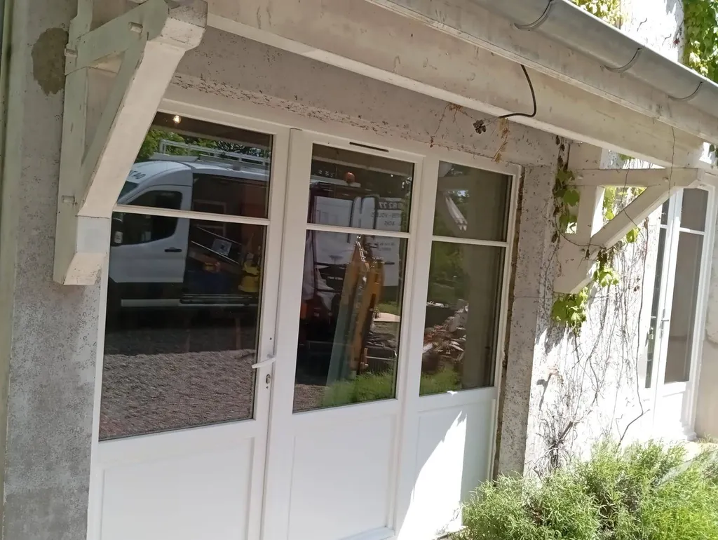 Rénovation d'une maison avec des menuiseries extérieures haut de gamme et sur-mesure dans le 69