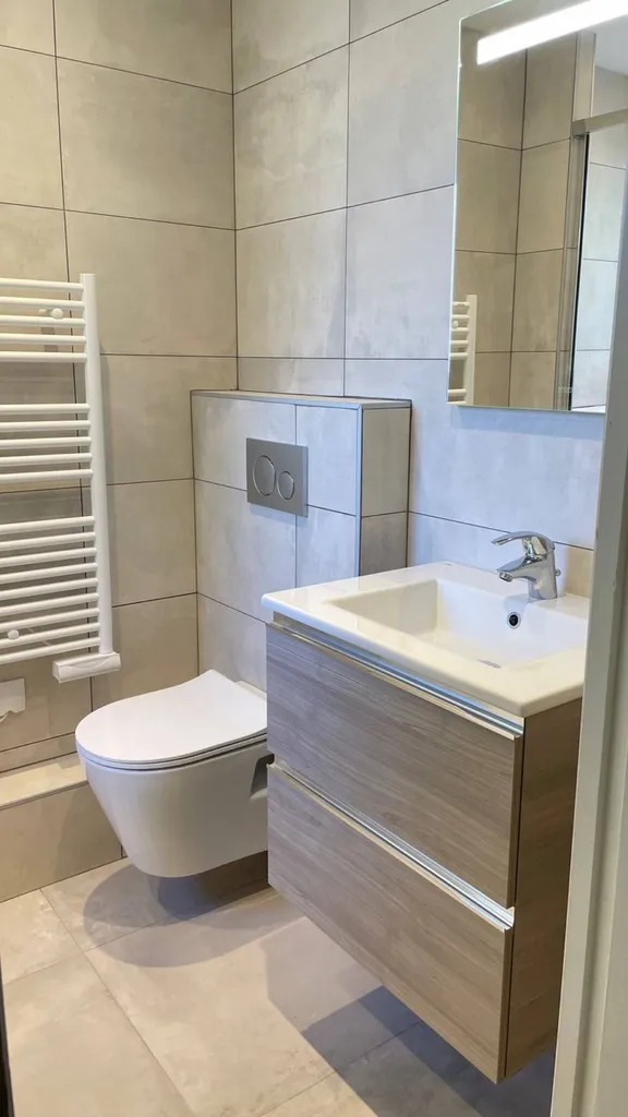 Nouvelle salle de douche moderne pour les chambres 30-36