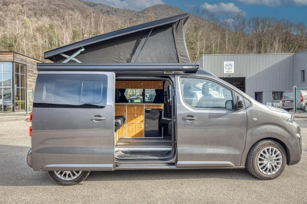 Spécialiste de pose de toit relevable sur-mesure Peugeot e-Expert M électrique à Paris : installation homologuée en Île-de-France