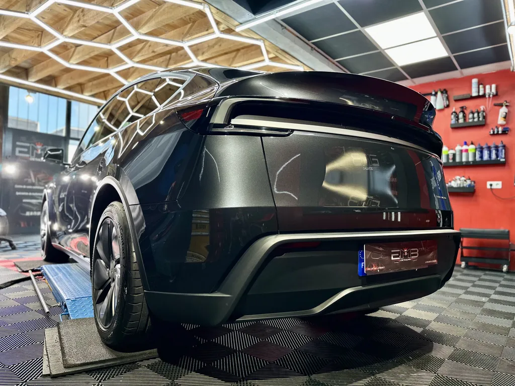 traitement céramique chez EMB DETAILING spécialiste Tesla sur Vaugneray 