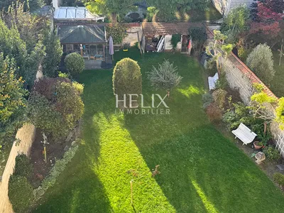 Rue de Lorraine à Saint Germain en Laye Superbe appartement traversant de 66,23 M2, extrêmement lumineux et disposant de vues dégagées, situé au 3ème étage d'un immeuble ancien.