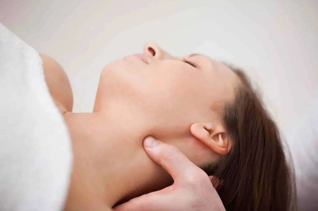 Un praticien de médecine douce qui soigne par l'ostéopathie et l'acupuncture à Lyon dans le région Auvergne Rhône Alpes