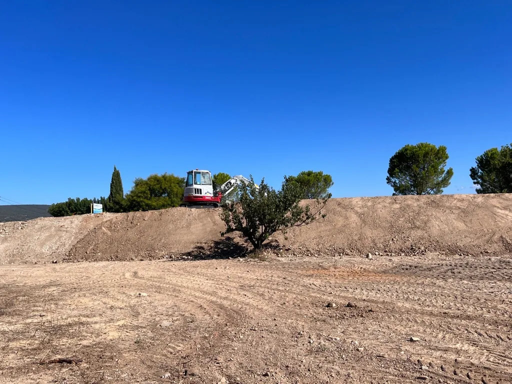 Entreprise de terrassement pour aménager une butte de terre dans le Luberon