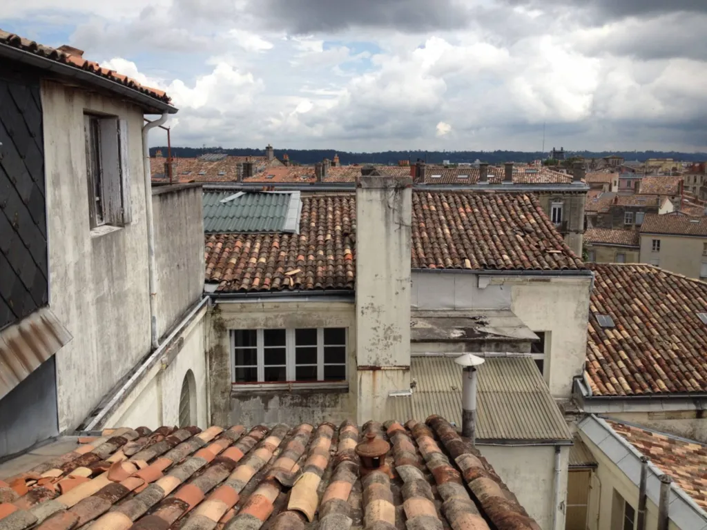 Rénovation de bardage zinc joint bac à joint debout sur une partie de mur de maison en plein coeur de Bordeaux