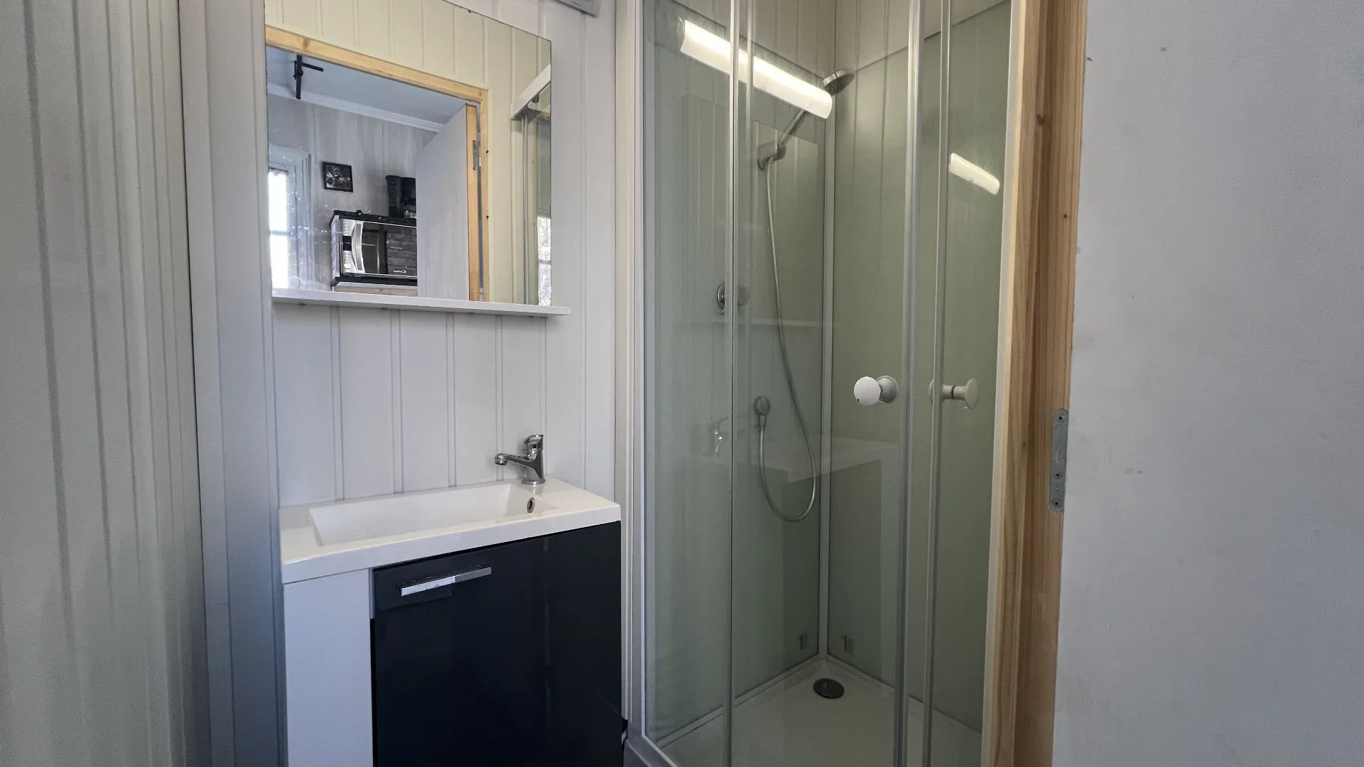 Ensemble immobilier avec 2 appartements 22m² et 13,5m² à rénover, idéal location saisonnière, à deux pas de la plage à Mesnil-Val 76910.