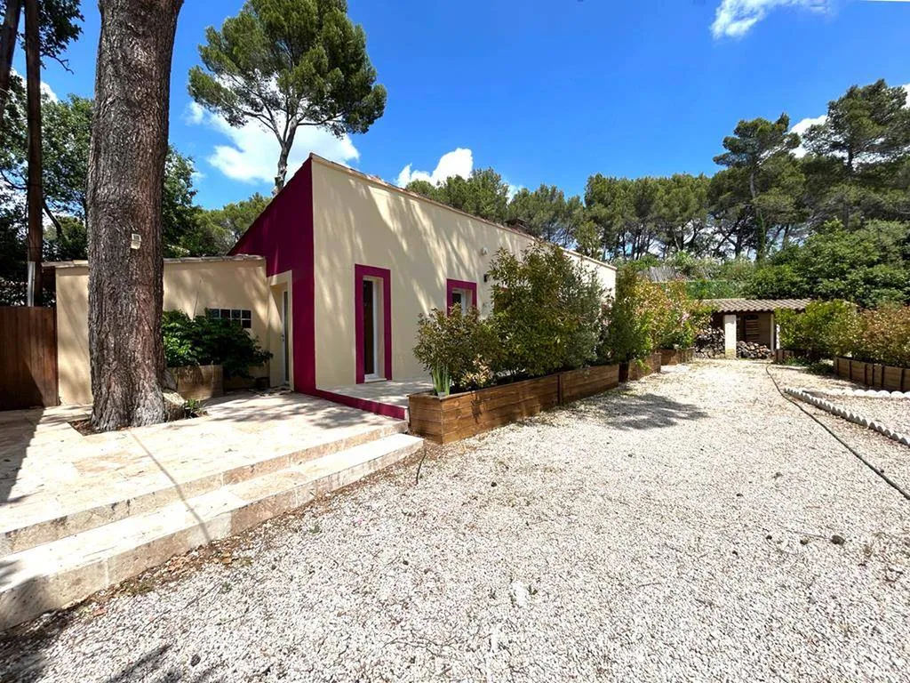 PERNES-LES-FONTAINES : MAISON DE PLAIN-PIED EN POSITION DOMINANTE AU COEUR D'UNE PINÈDE   