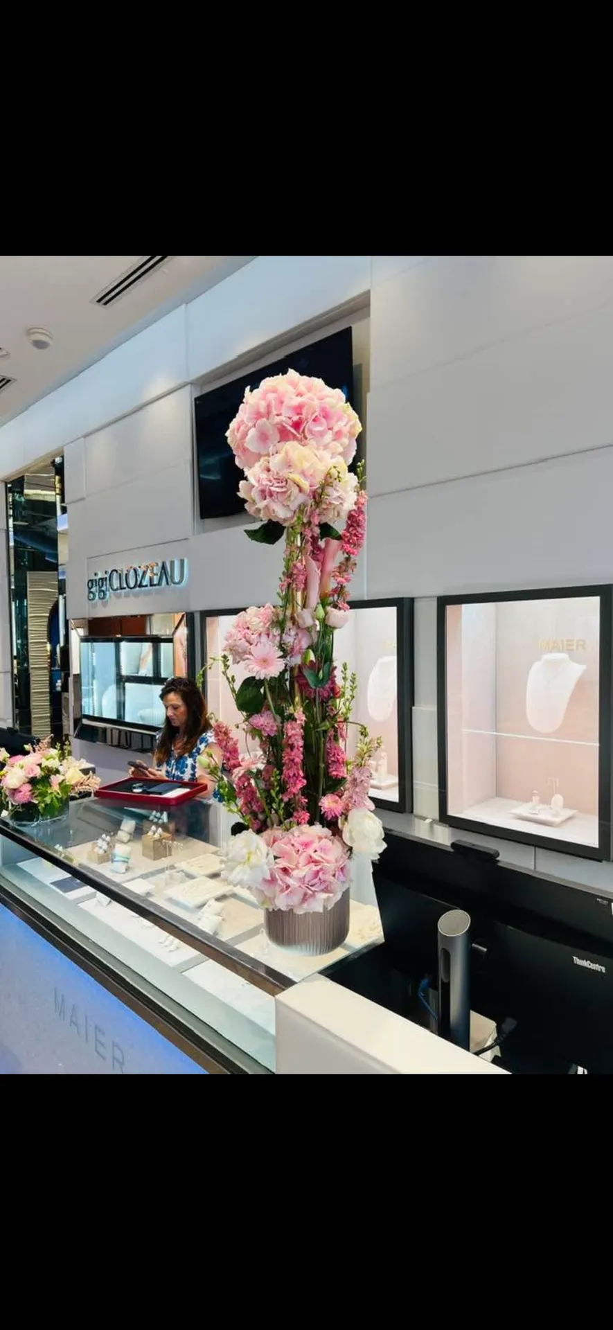 Livraison et entretien de composition florale dans une bijouterie à Lyon pour accueillir les clients au comptoir