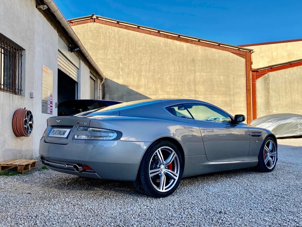 Réparation carrosserie sur Aston Martin véhicule de luxe LM 24/124 chez Platinum Carrosserie Carnoux