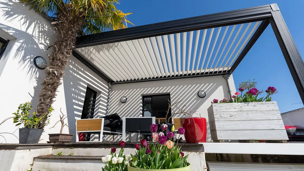 Pose de pergola bioclimatique à Villeneuve-sur-Lot : en aluminium avec gestion climatique par télécommande pour pilotage