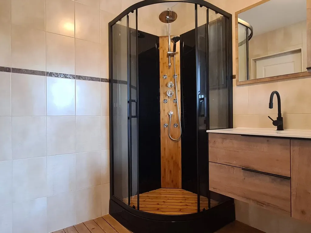 Maison de caractère avec de nombreuses chambres en centre-ville de la Flèche