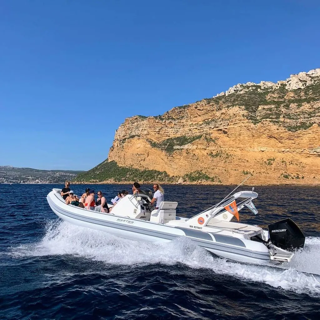 Équipage et passagers profitant d'une visite partagée des Calanques avec L'Eden Boat.