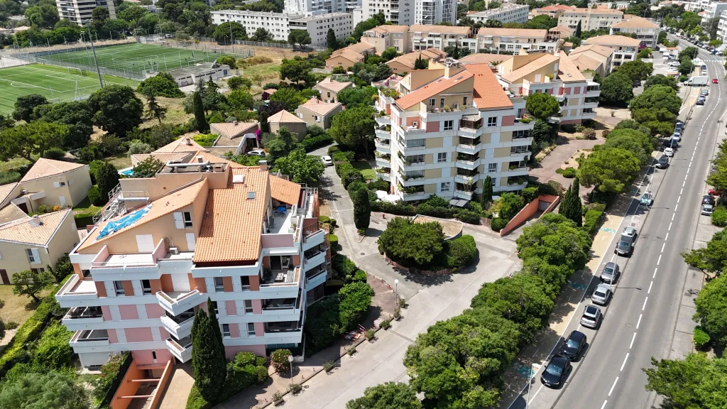 Travaux d’étanchéité sur différents éléments de la résidence, avec mise en œuvre de solutions techniques adaptées à chaque support 