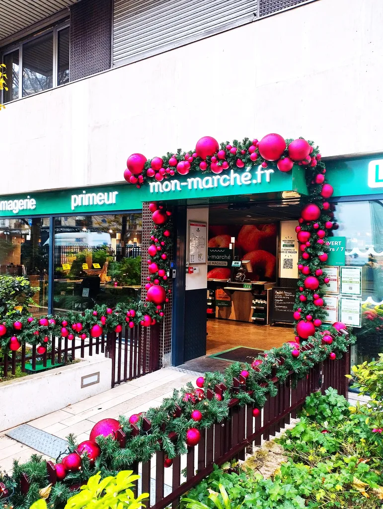 Réalisation de la décoration de Noël de l'extérieur des magasins Mon Marché à Paris