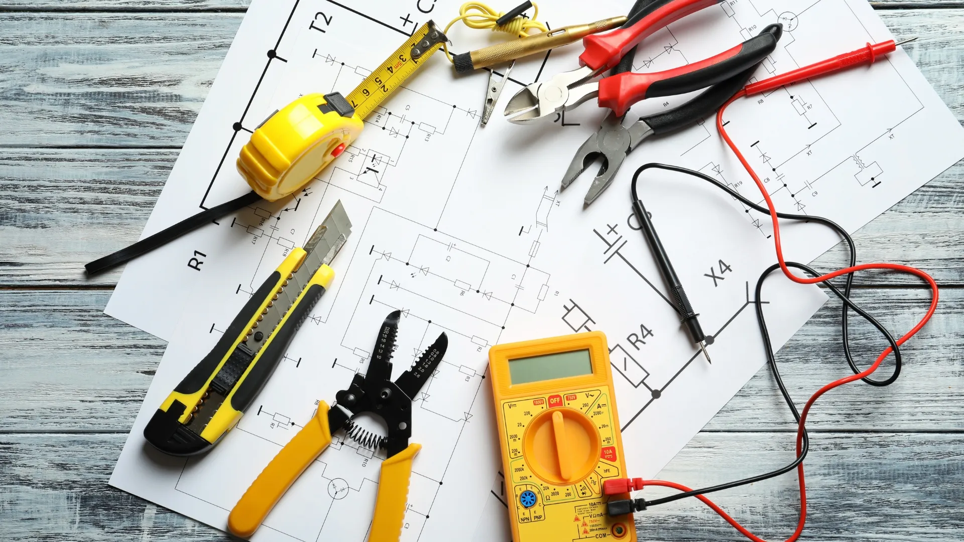 Remise aux normes électriques et plomberie : sécuriser votre bien immobilier ancien avec des travaux conformes et durables
