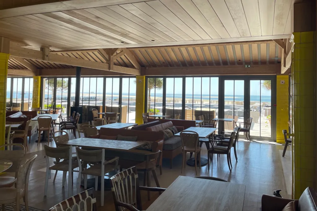 Rénovation en bois de l'intérieur du restaurant La co(o)rniche à Pyla sur Mer