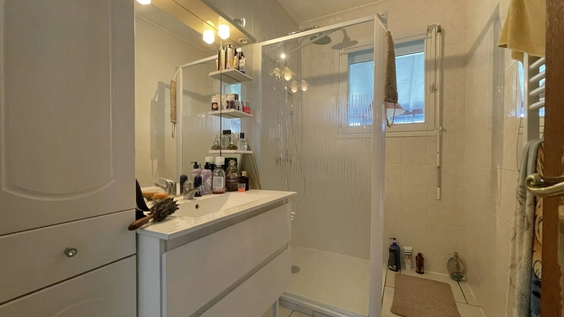 À vendre : Maison familiale avec 3 chambres à l'étage, un bureau et un beau jardin clos pour vos moments de détente.