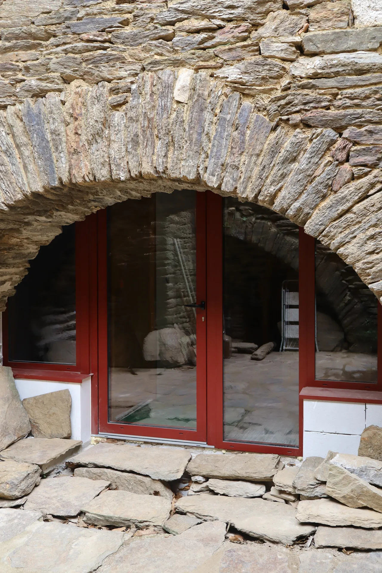 Réveil d'une voûte séculaire à Beaumont grâce à l'installation sur mesure d'un ensemble vitré bordeaux Granit Premium