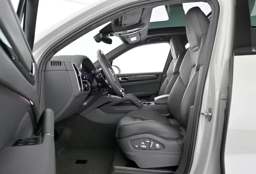 porsche-cayenne-hybride-2023-sieges-sport