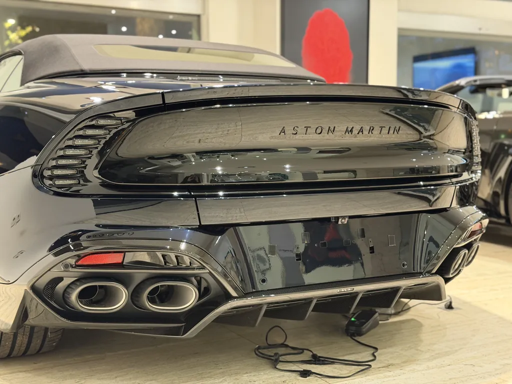 Aston Martin Vanquish Volante Pose de film PPF haut de gamme à Lyon Proche Tassin la demi lune 