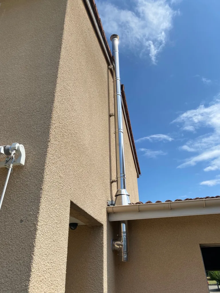 Installation d’un poêle à granulés de petite puissance avec création d’un conduit à Beausemblant près de Saint vallier