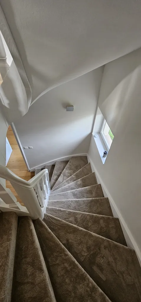 Pose de moquette sur escalier intérieur de maison pour un rendu confortable et sécurisé à Strasbourg