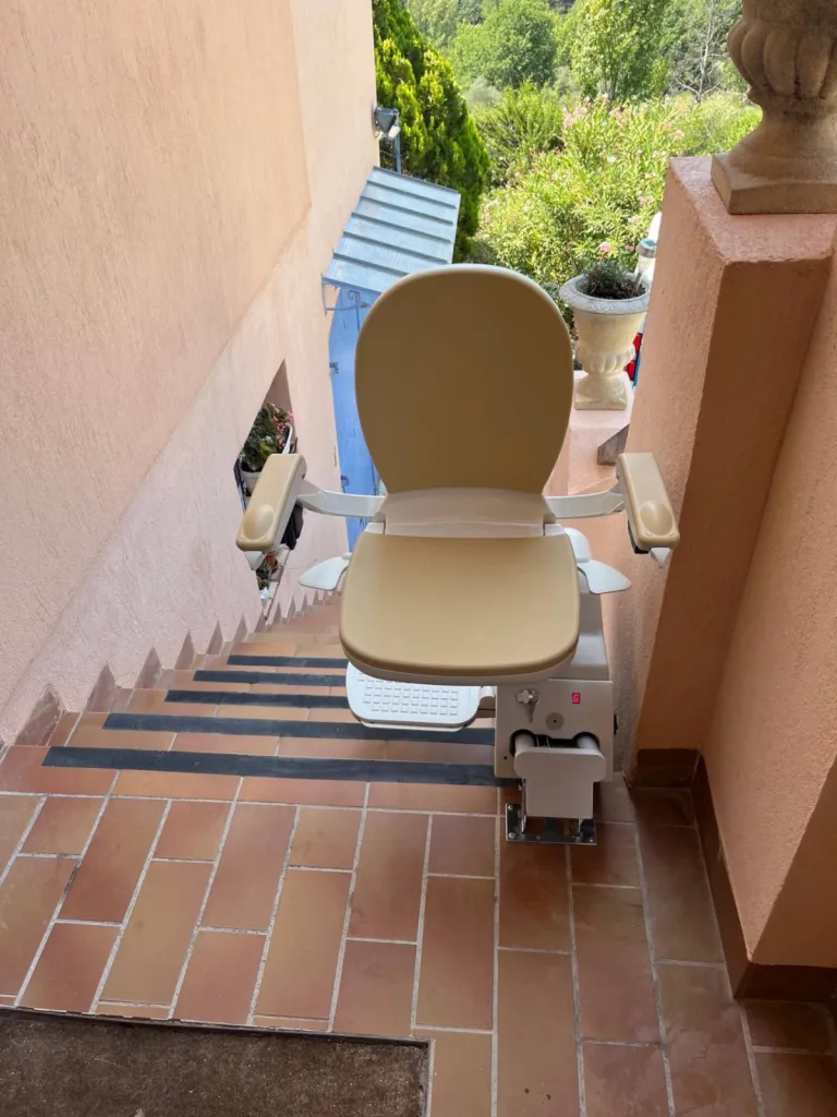 L'arrivée surle perron de ce fauteuil monte-escalier droit extérieur à Montferrat près de Draguignan L'arrivée surle perron de ce fauteuil monte-escalier droit extérieur à Montferrat près de Draguignan