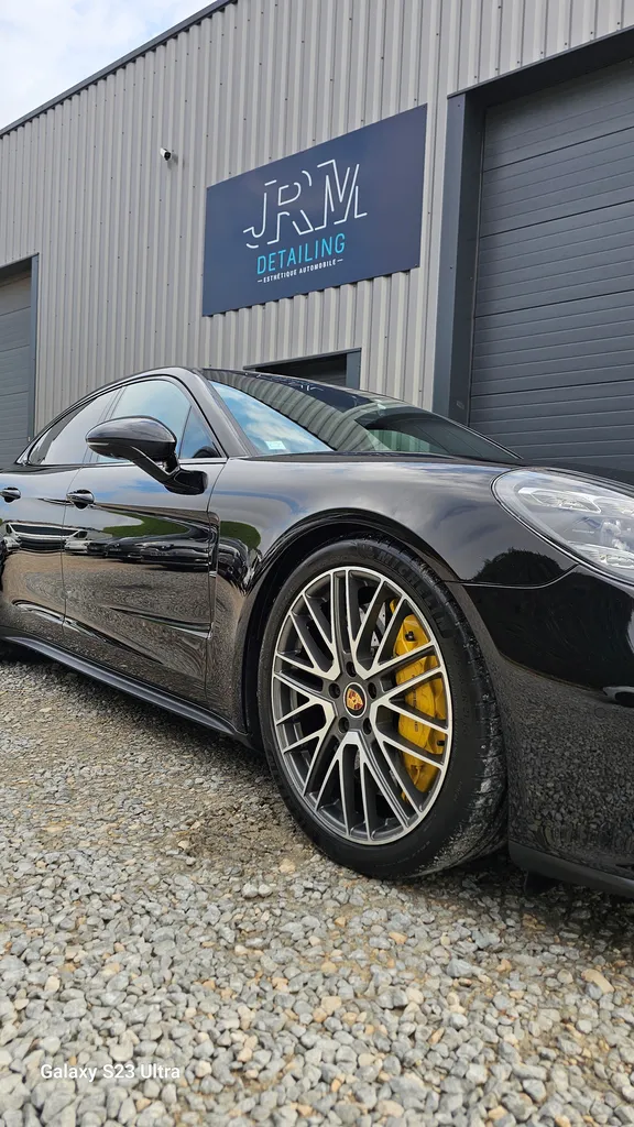 Traitement céramique Infinite pour Porsche Panamera Turbo S à Saint-Vit : brillance, protection du vernis et entretien facilité