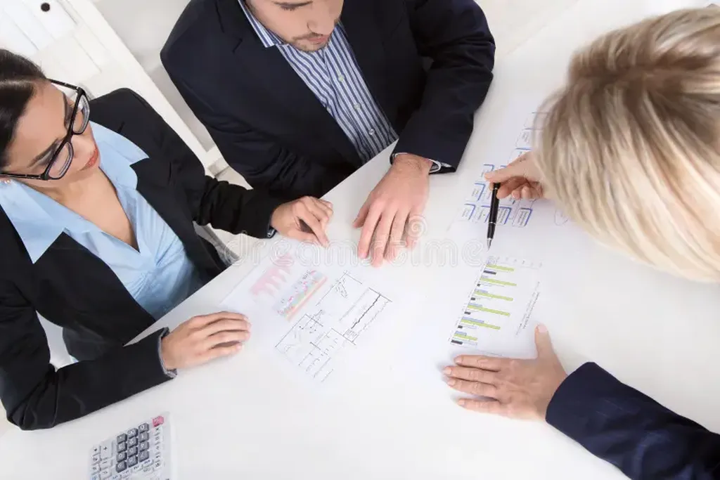 Conseiller patrimonial indépendant analysant la situation globale d’un dirigeant à Strasbourg — audit transversal fiscalité, protection sociale et investissements dans le Bas-Rhin