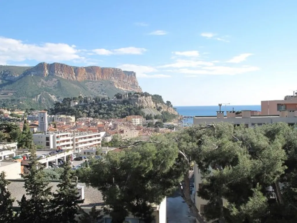 Appartement 3/4 Cassis en dernier étage avec belle vue dégagée