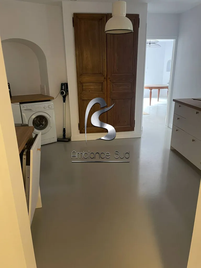 Recouvrir un carrelage de maison avec du béton ciré coulé