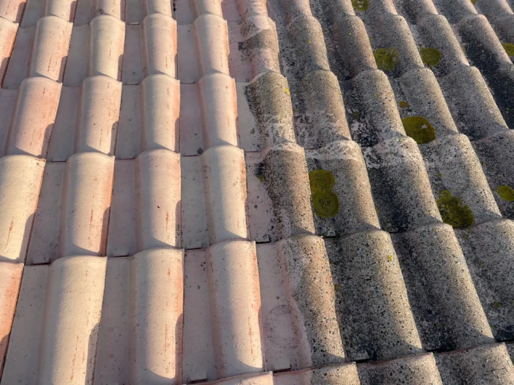 Nettoyage et traitement des tuiles mécaniques d’une toiture de maison sur Martigues