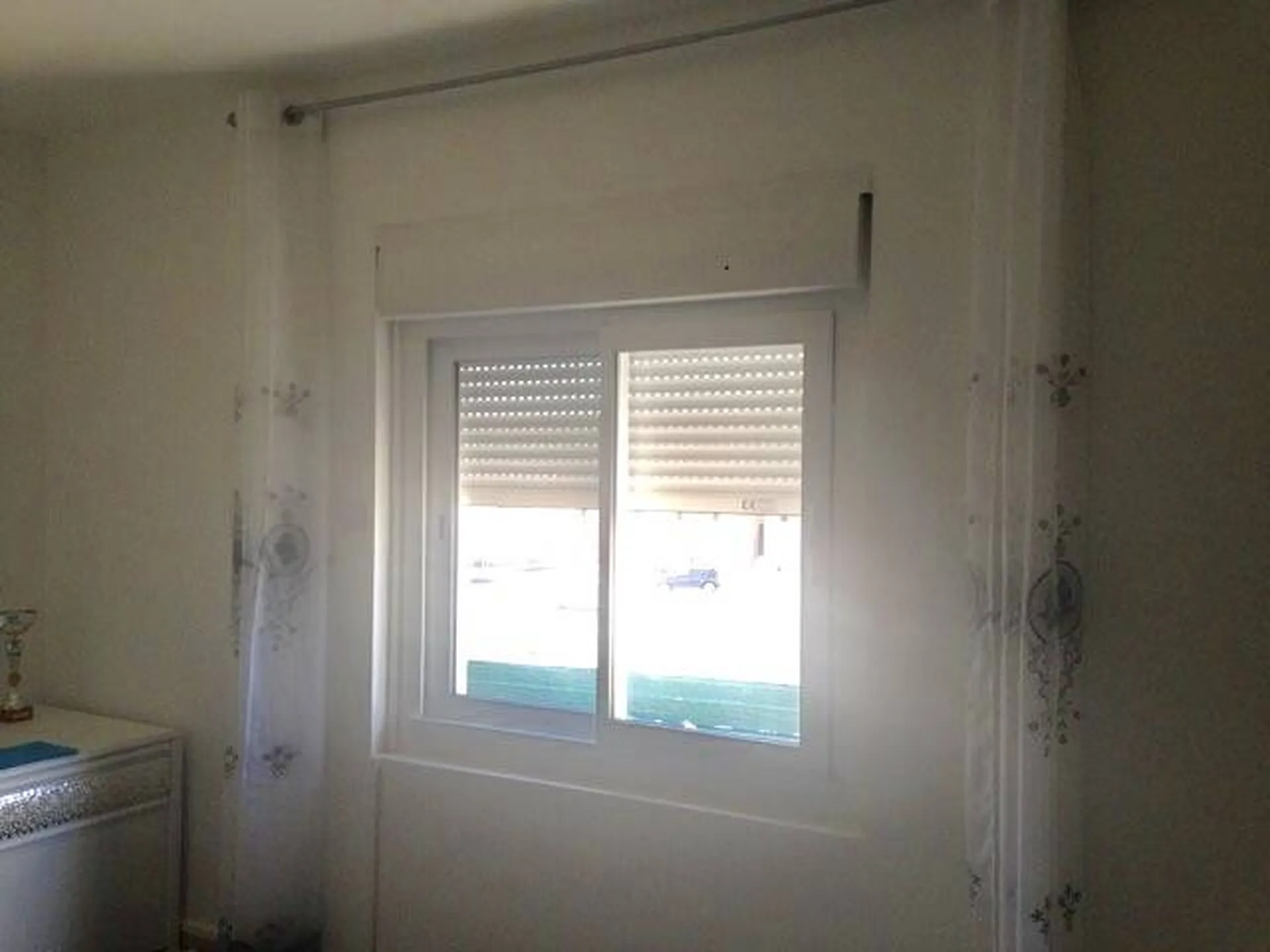 Pose d'une fenêtre ouverture à la française avec volet roulant intégré à EGUILLES