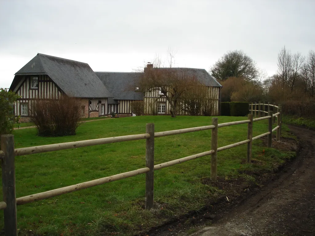 Installation de Clôture en Rondins de Bois Traité, Modèle Rustique pour Parcs et Terrains à Caudebec en Caux en Seine-Maritime 76 et Rives-en-Seine