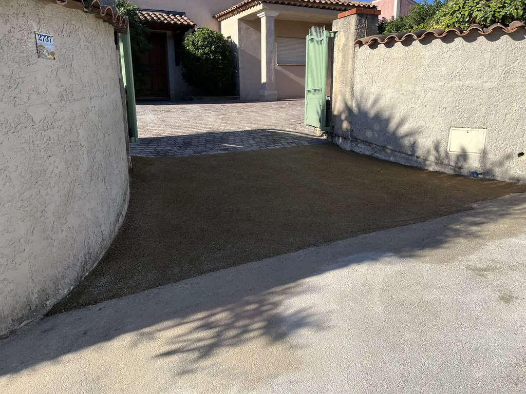 Reprise des niveaux d’une entrée de maison trop haute à Sanary-sur-Mer pour faciliter l’accès en voiture