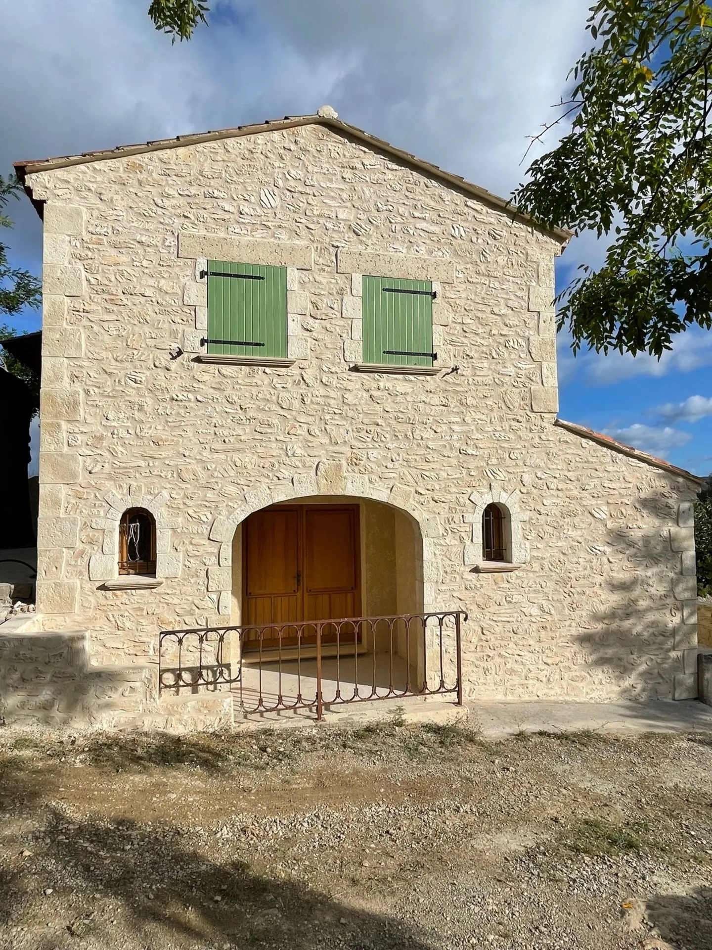 Rénovation des façades en pierre sur une ancienne bâtisse à Cessenon sur Orb proche de Béziers.