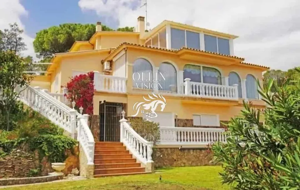 Spacieuse villa avec 7 chambres et vue imprenable sur la mer.
