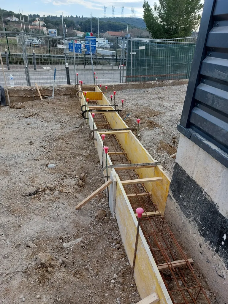 Réalisation du parking d'un entrepôt en enrobé de bitume noir à Septême les Vallons dans les Bouches du Rhône