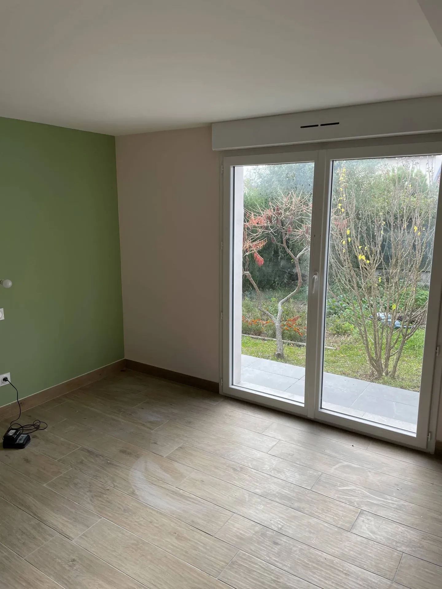 Vue après pose d’une baie vitrée en PVC offrant un clair de vue maximal et une meilleure ouverture sur l’extérieur