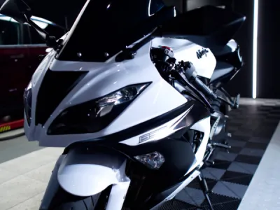 La Kawasaki Ninja ZX-6R bénéficie d’un PPF XPEL intégral posé dans notre atelier Gloss Obsession à Saint-Avé, près de Plumelec.