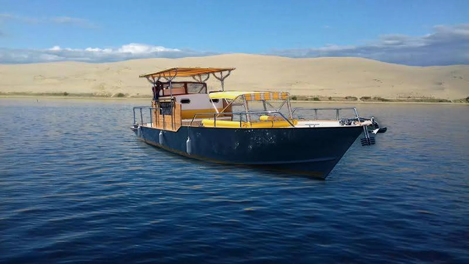 Excursion en en bateau type vedette chaland moderne 