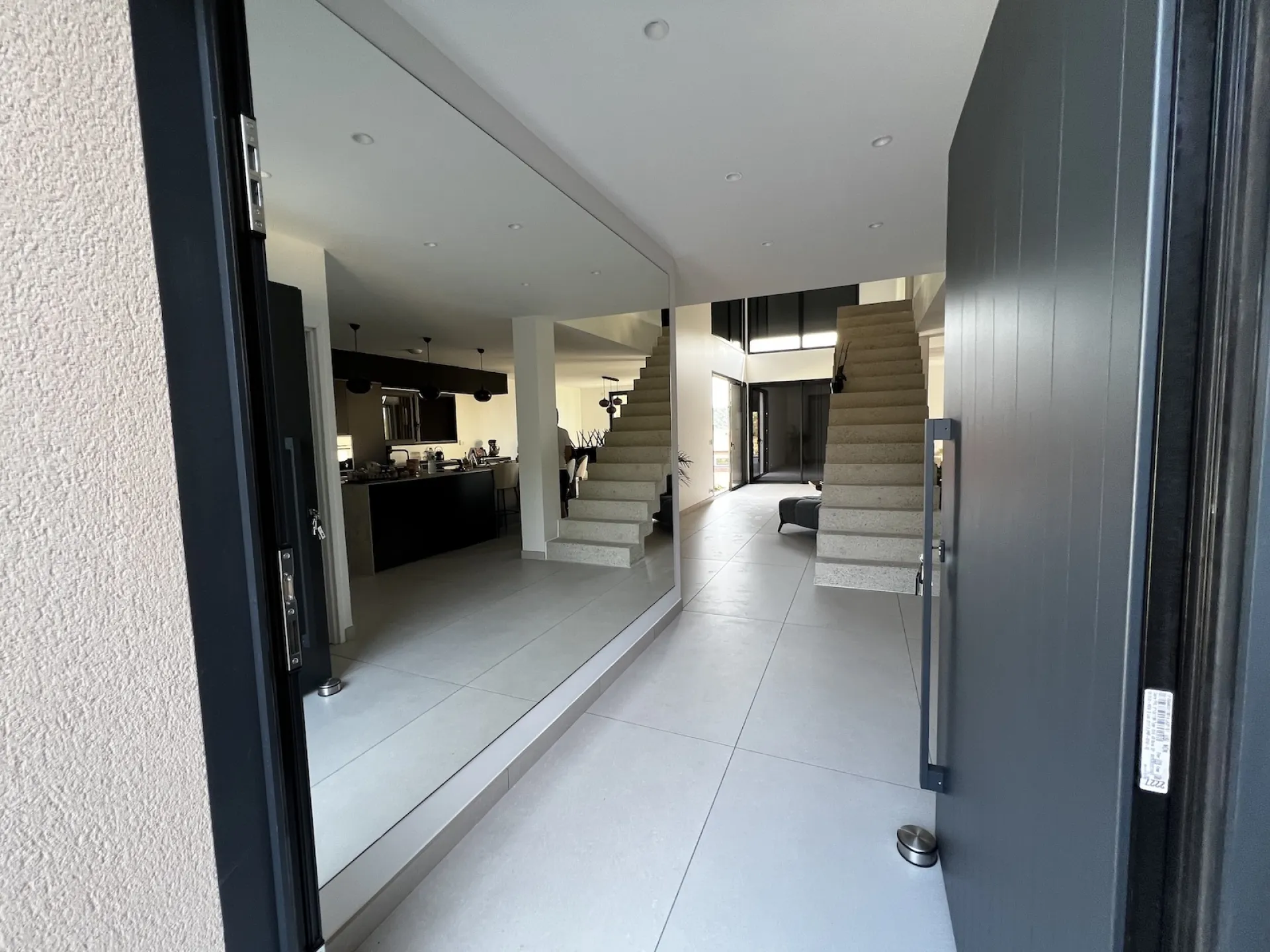 Miroir grande dimensions posé sur rail invisible