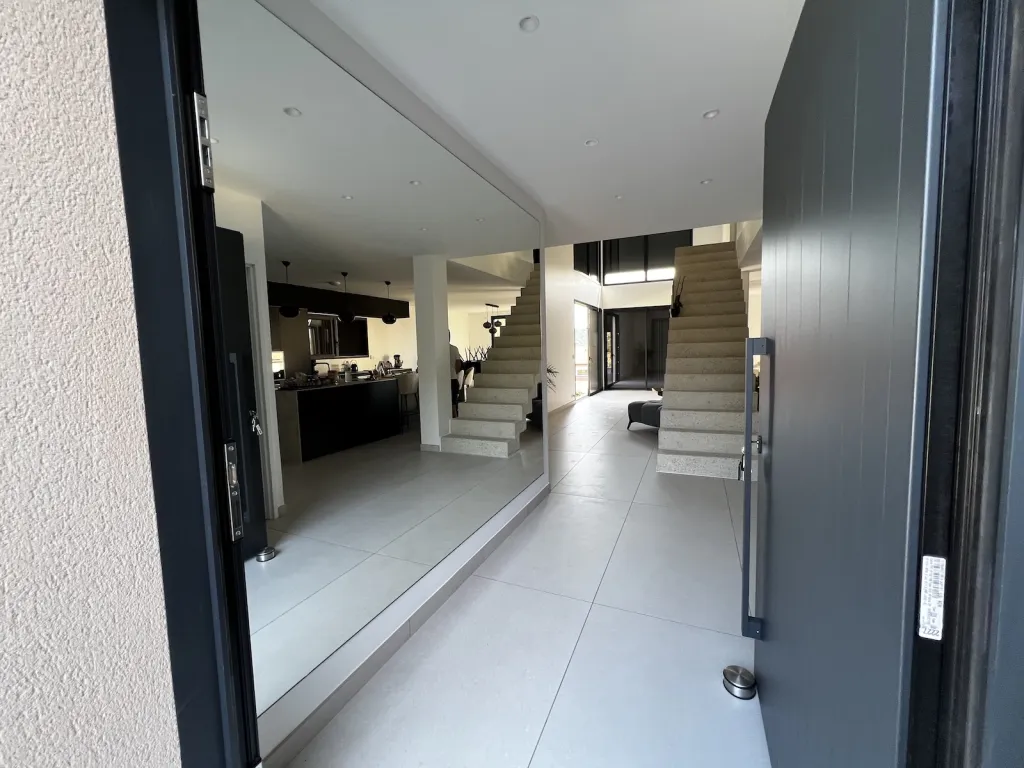 Miroir grande dimensions posé sur rail invisible