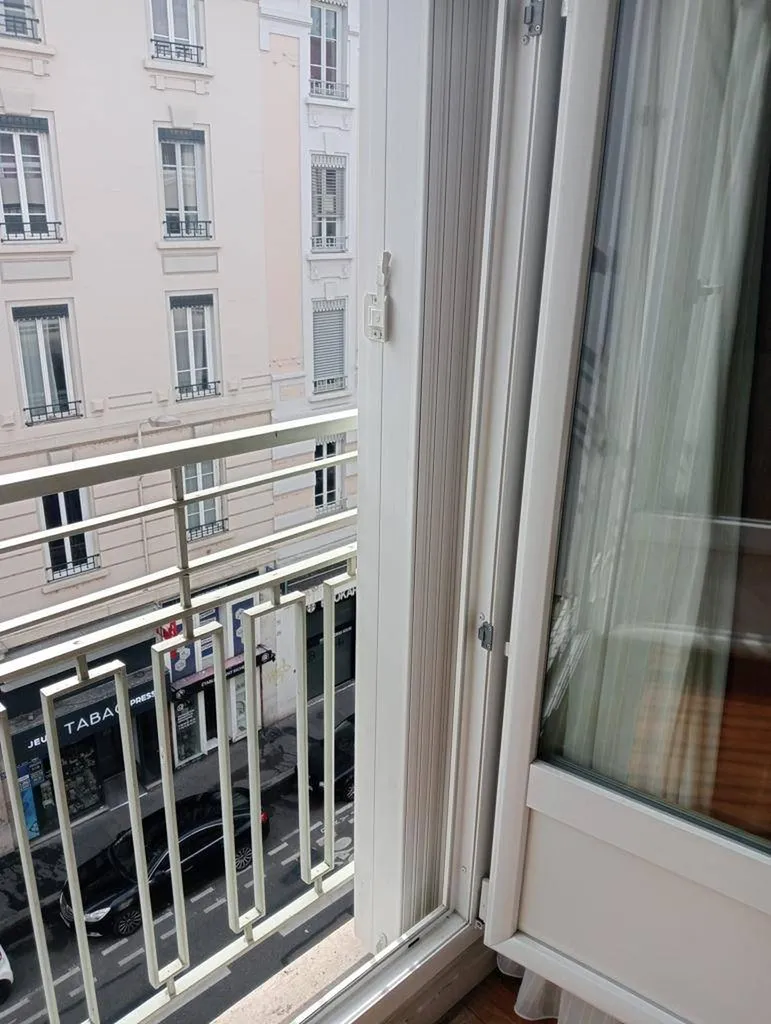 Devis Installation de fenêtres PVC double vitrage à Lyon 5 avec persiennes