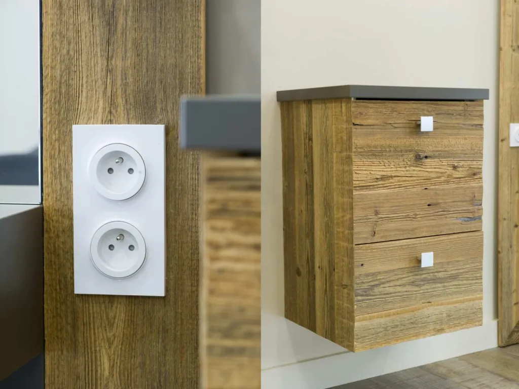 Barron Agencement salon de coiffure Neuville-sur-saôneBarron Agencement salon de coiffure meuble et miroir en bois vieilli