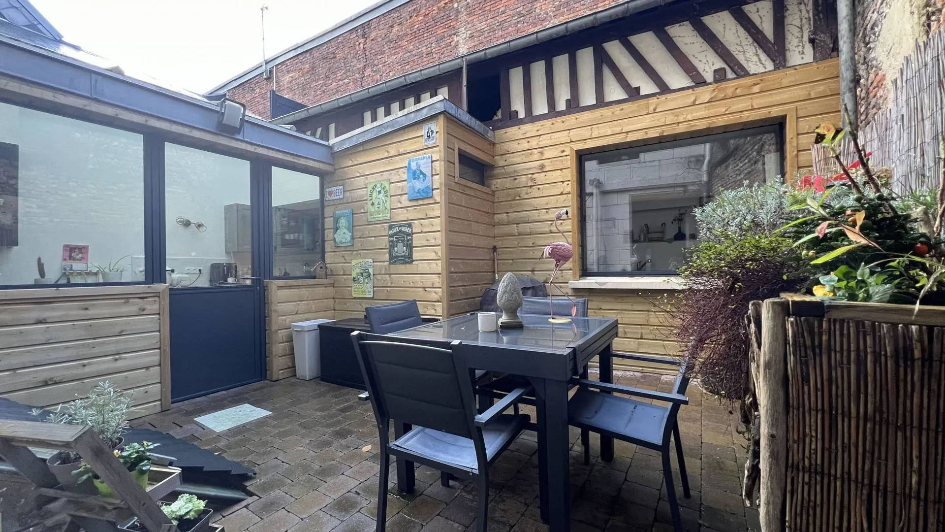 Charmante maison de ville 147m², 3 chambres, cour intérieure, cave voûtée et belles prestations, à proximité immédiate des commerces et services du centre de Eu 76260.