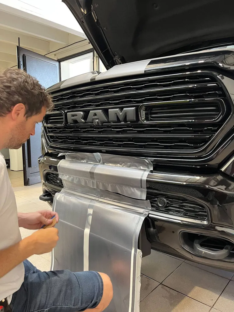 Application de sticker bandes sur un Dodge RAM de Grenoble en Auvergne-Rhône-Alpes