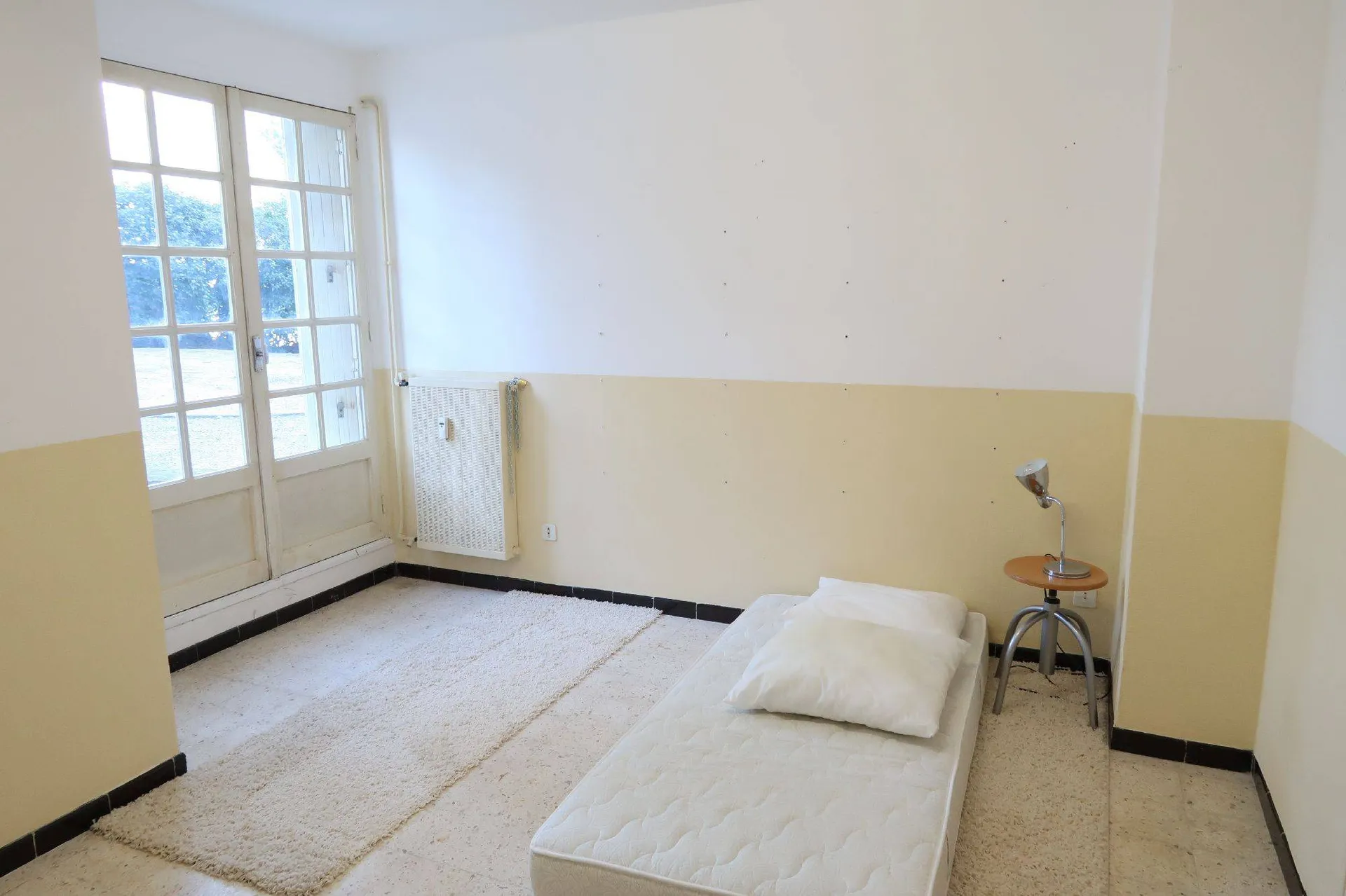 A vendre studette Cassis dans copropriété gardée avec parking, piscine et accès mer