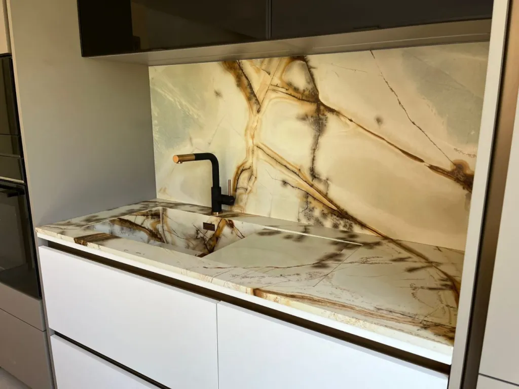 Vente et pose d'une cuisine en Quartzite Blue Roma à Lyon