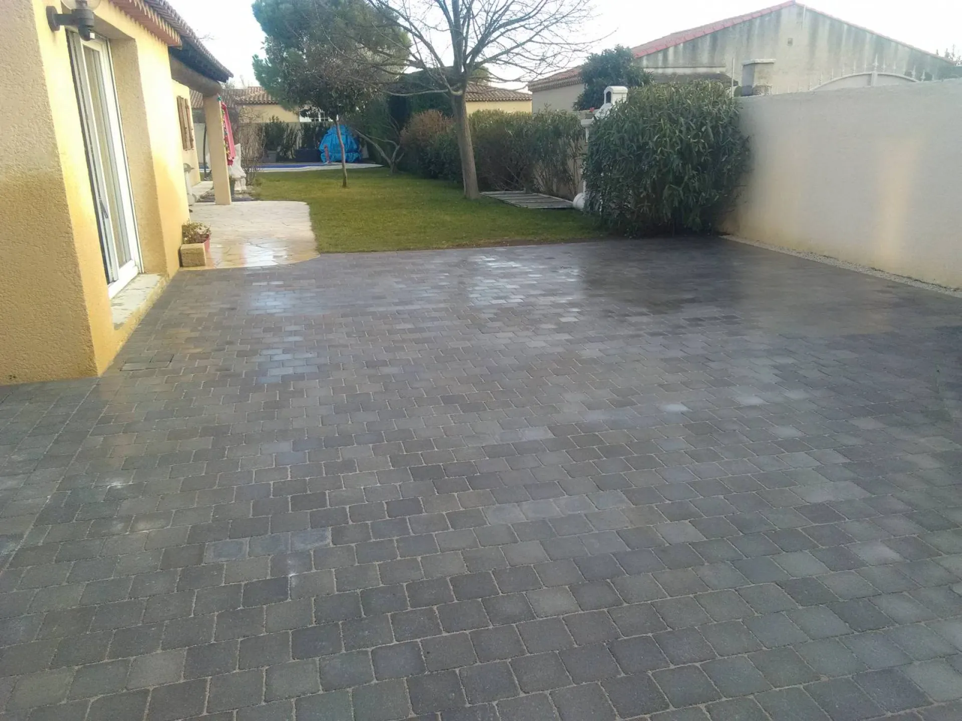 Aménagement d'une allée piétonne en pavés carrosables  Aménagement d'une allée piétonne en pavés carrosables