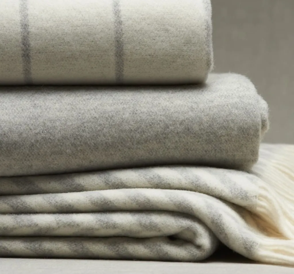 L'élégance, le raffinement de la maison Italienne de tissus et linge de maison de luxe Mastro Raphael chez Sacha le Concept Store du Luberon.